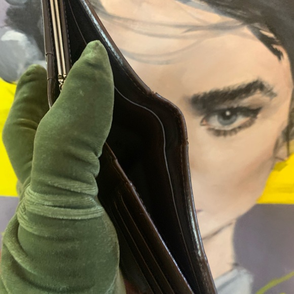 Louis Vuitton Taiga Men’s BiFold Wallet - Picture 2 of 6